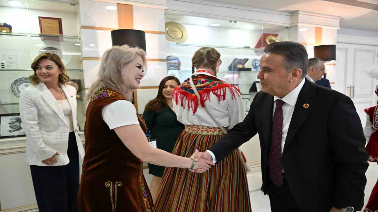 Başkan Böcek: Dünya çocuklarını Antalyada buluşturmaya devam edeceğiz