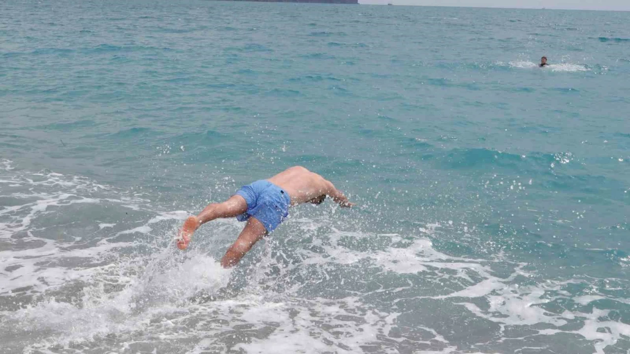 Bayram tatilinin son gününde Konyaaltı Sahiline akın ettiler