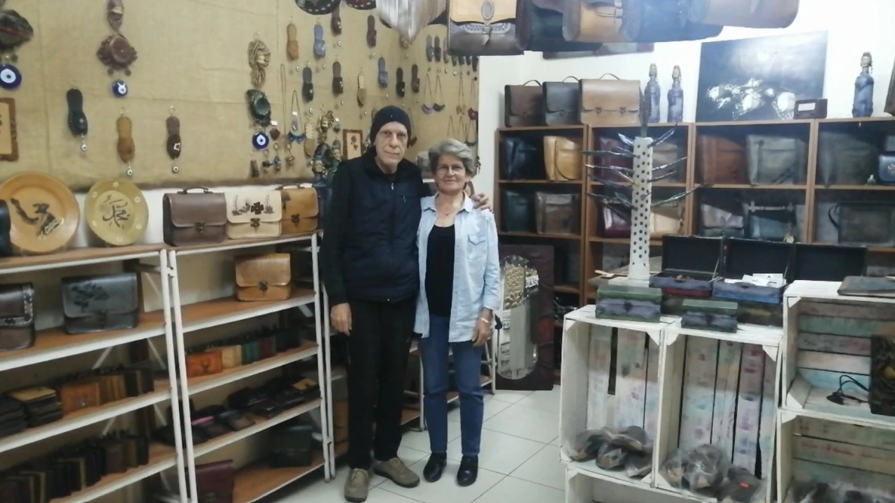 Benzer çifti deri sanatı ile kültürel mirası geleceğe taşıyor