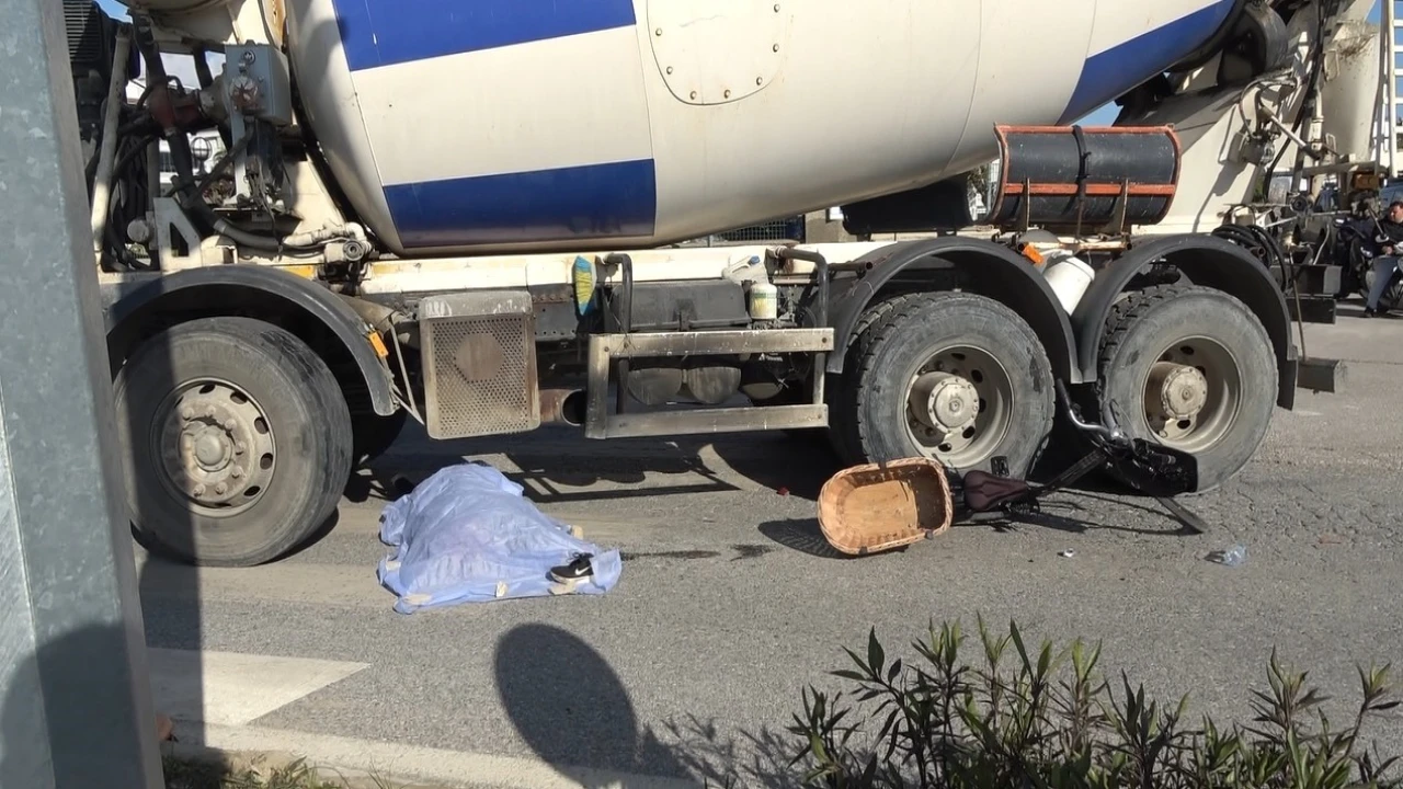Beton mikserinin altında kalan bisikletli kadın hayatını kaybetti
