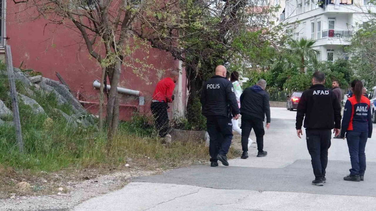 Bunalıma girip kayalıklara çıkan genç, ekipleri alarma geçirdi