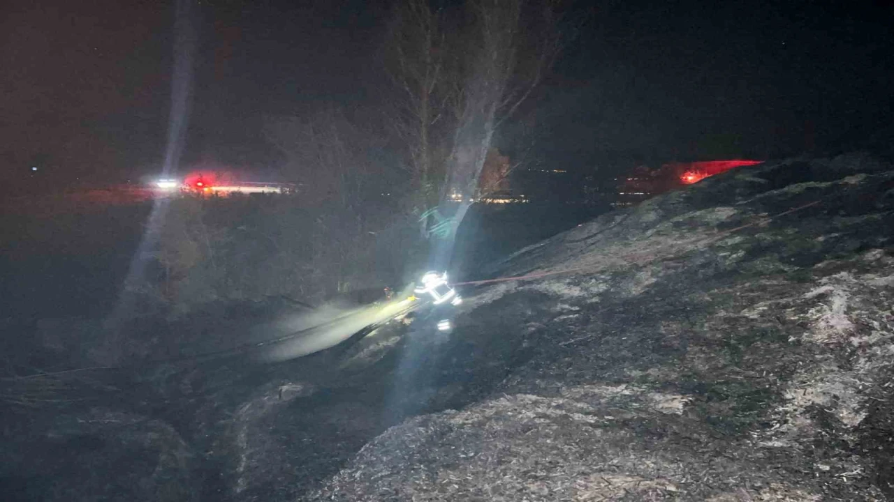 Burdurda 3 farklı noktada başlayan sazlık yangınında 15 dekar alan yandı