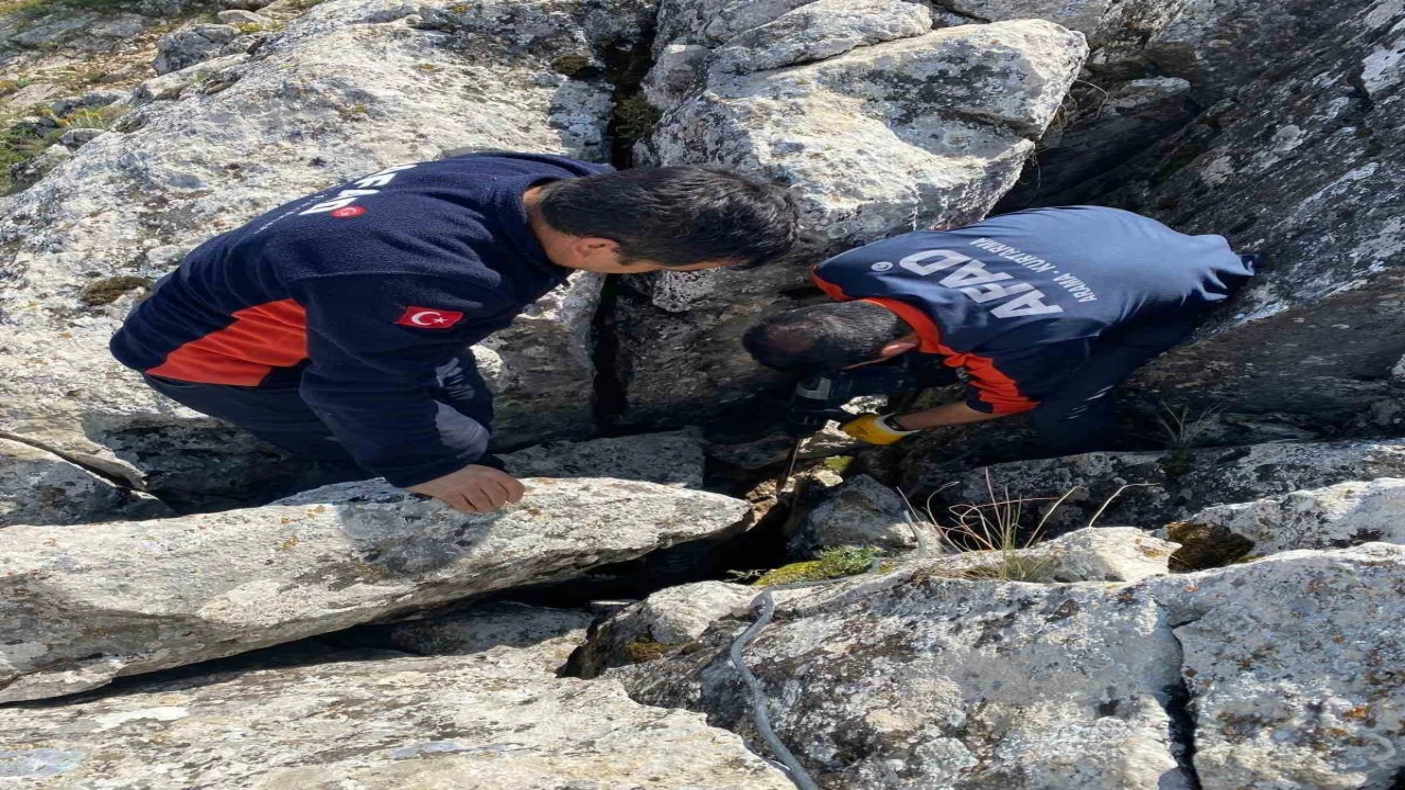 Burdurda kayalıklar arasında sıkışan keçi kurtarıldı