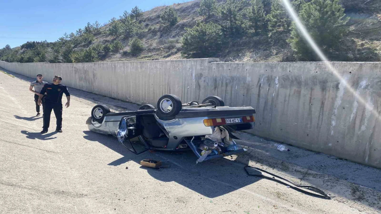 Burdurda otomobil şarampole devrildi: 2si çocuk 4 yaralı