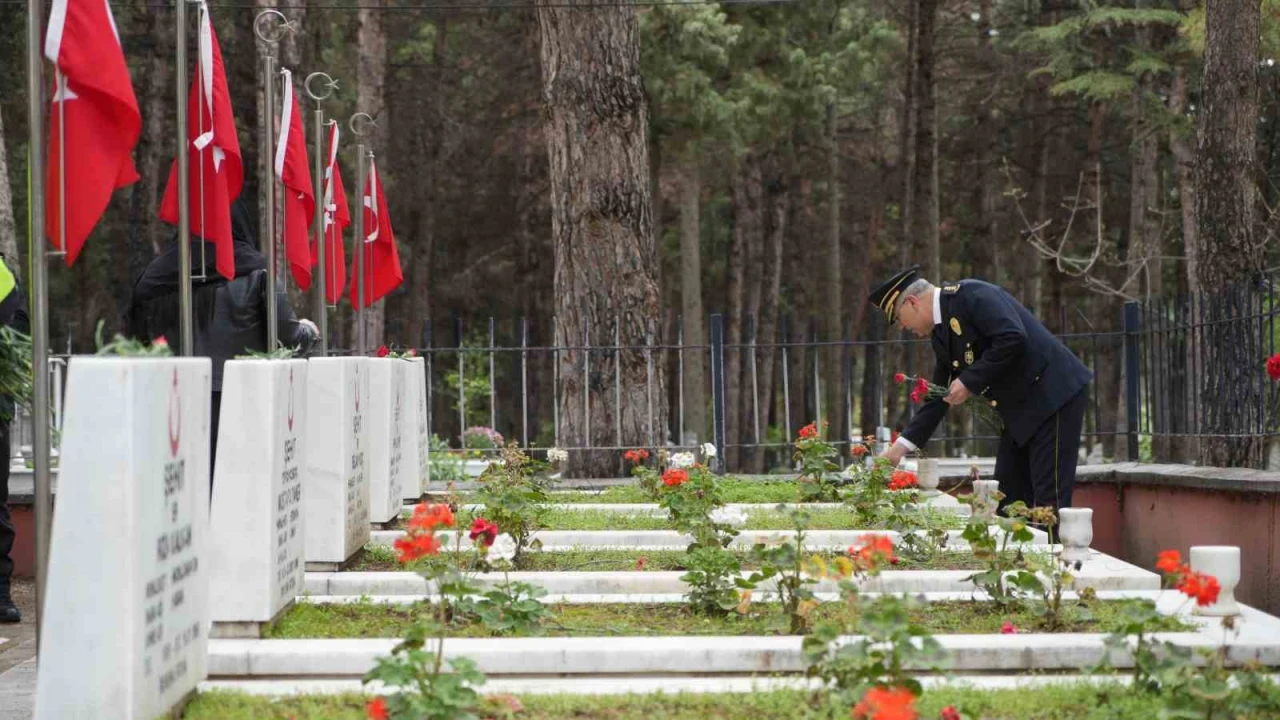 Burdurda Polis Haftası dolayısıyla şehitlik ziyareti gerçekleştirildi