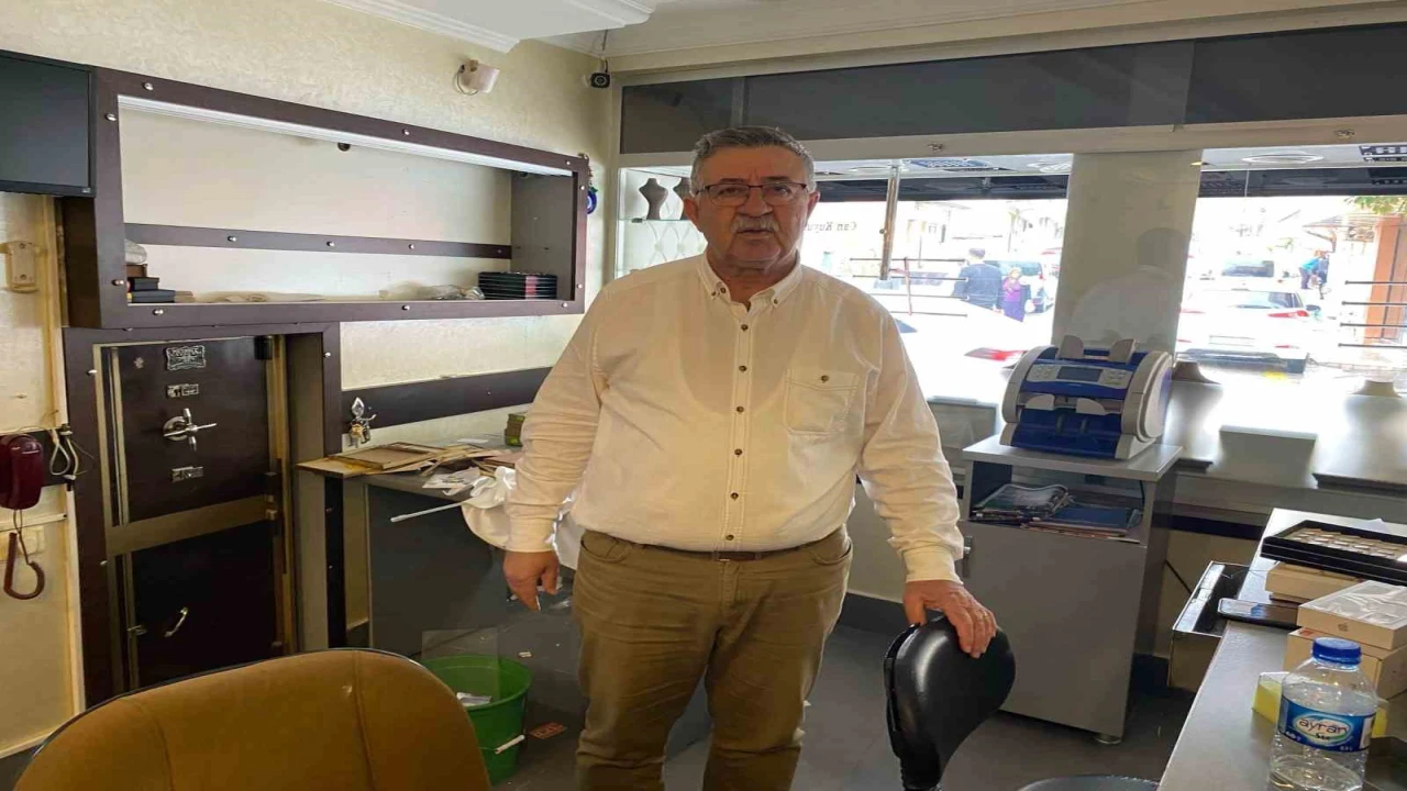 Çaldığı otomobille kuyumcu soyan hırsız otomobili çaldığı işyerine geri bıraktı