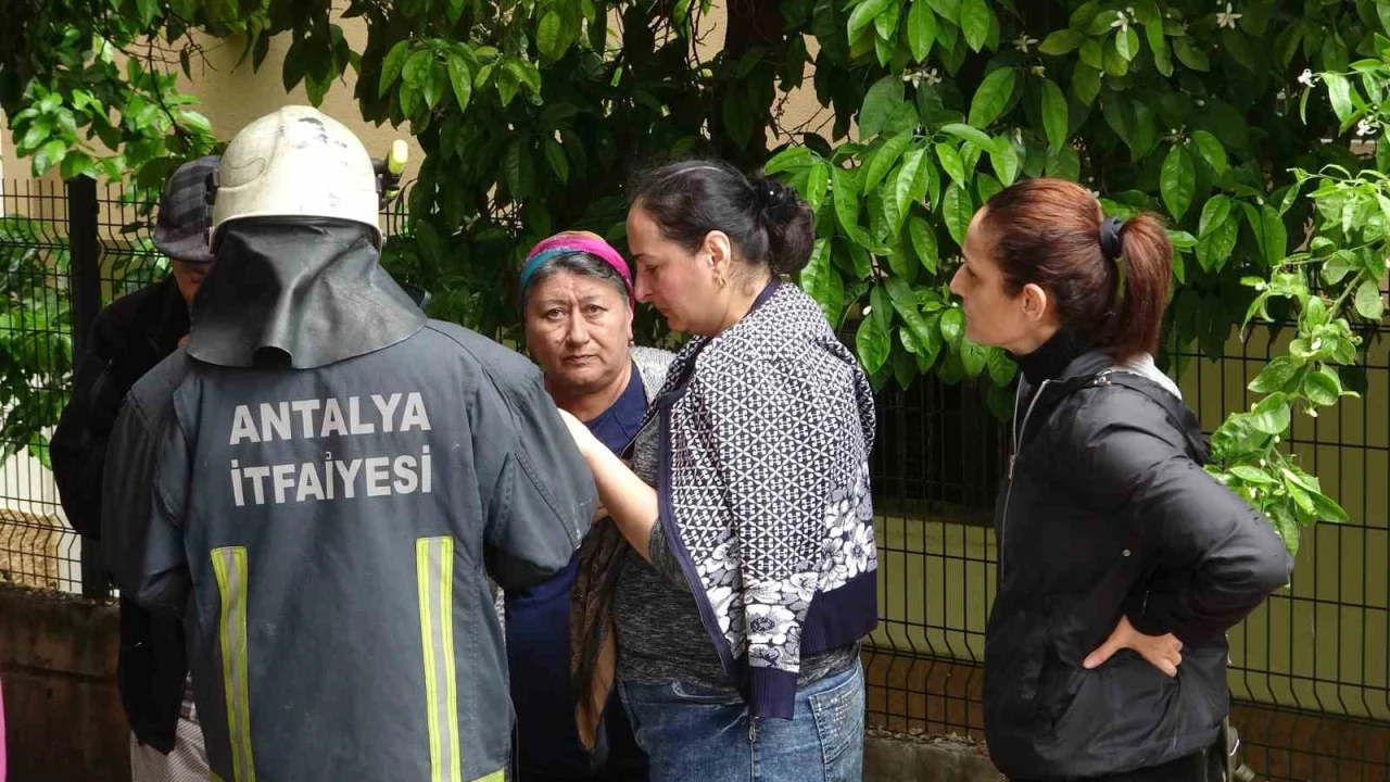 Çamaşır makinesinden çıkan yangın apartman sakinlerini sokağa döktü