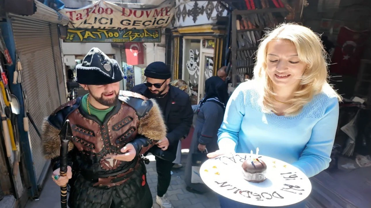 Çarşının vazgeçilmezi Down sendromlu Emreye doğum günü sürprizi