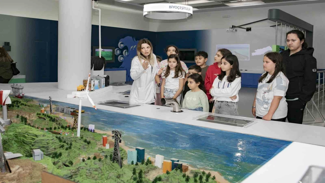 Çocuklar, İklim ve Çevre Bilim Merkezinde eğlenerek öğreniyor