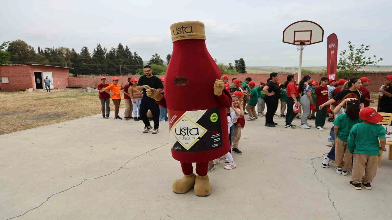 Çocuklar, şalgam adam maskotuyla gönüllerince eğlendi
