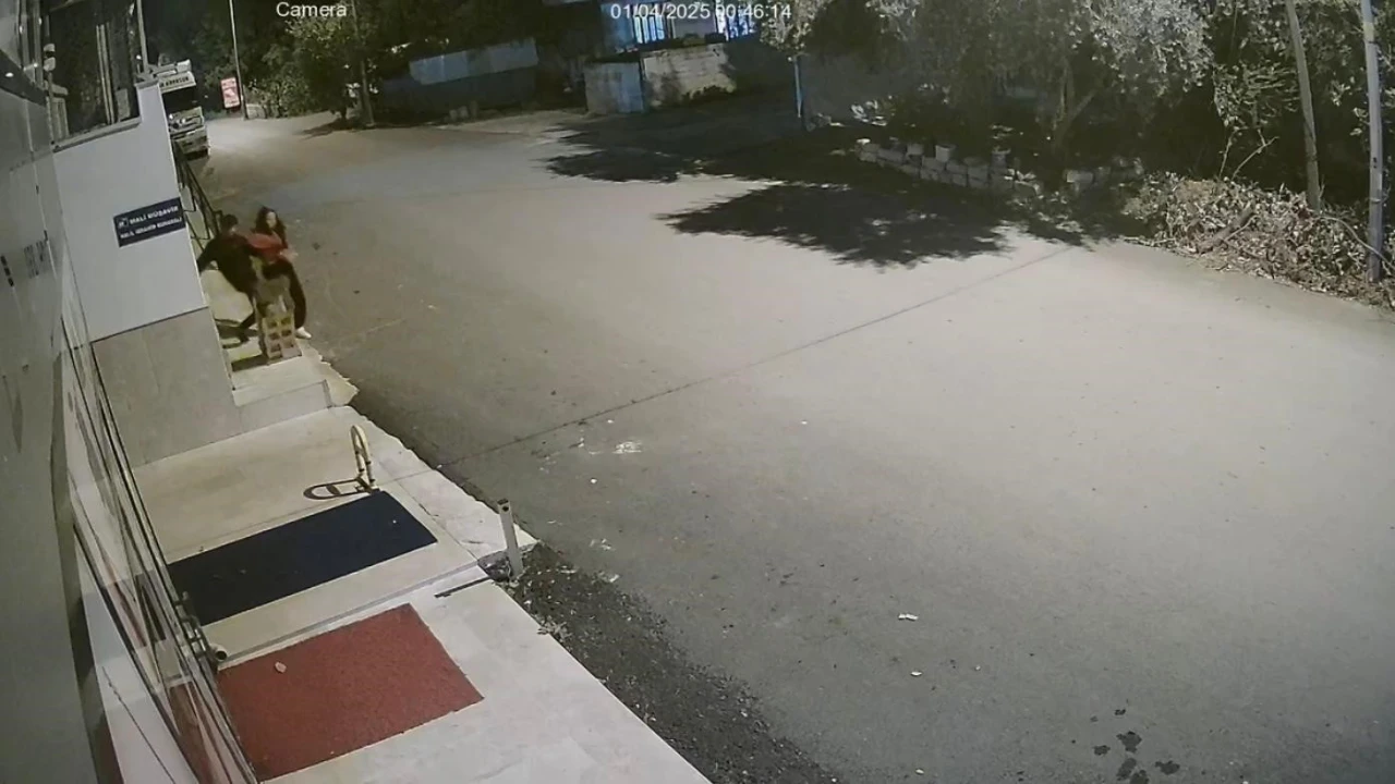 Çöp kutusunu tekmeleyip dağıttı, hiçbir şey yokmuş gibi yoluna devam etti