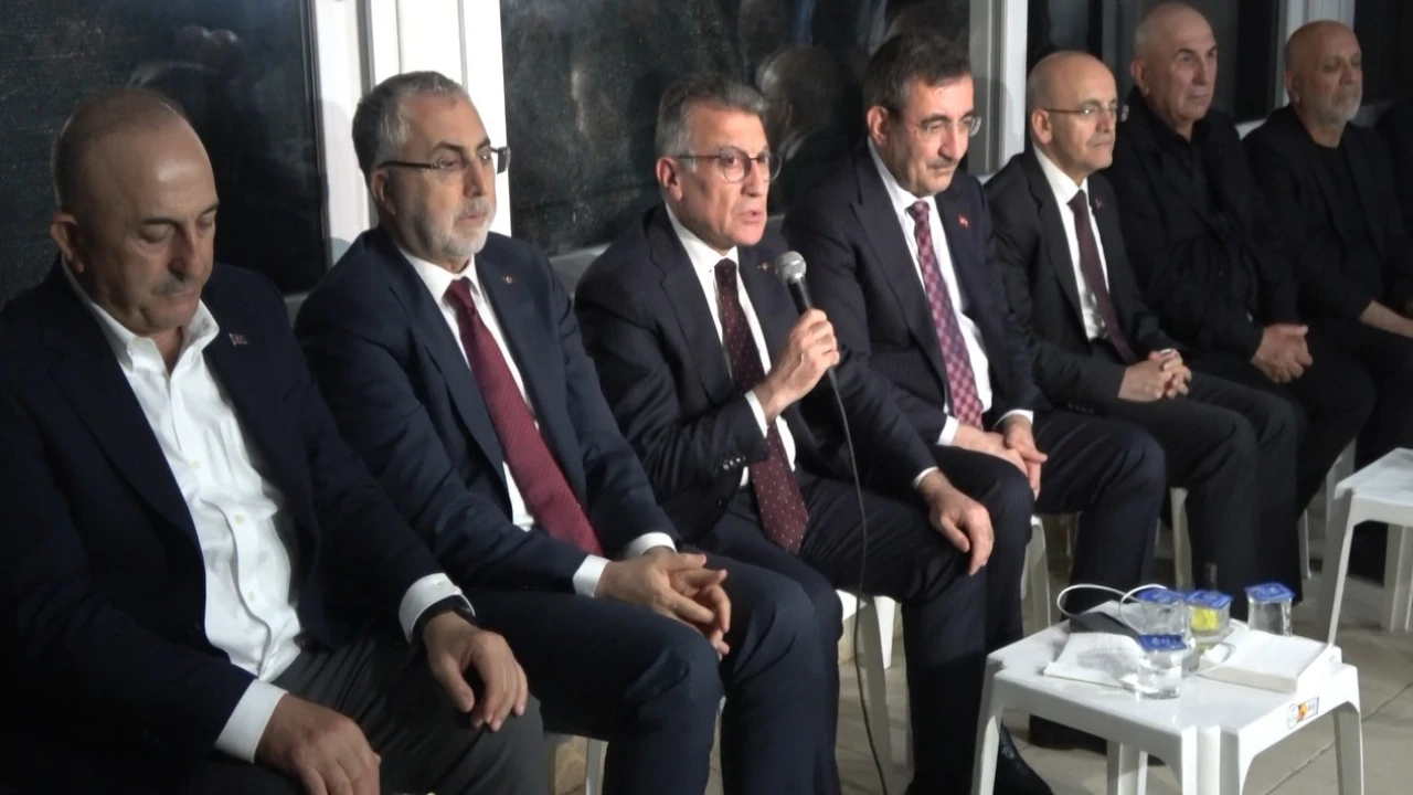 Cumhurbaşkanı Yardımcısı Yılmazdan Mevlüt Çavuşoğluna taziye ziyareti