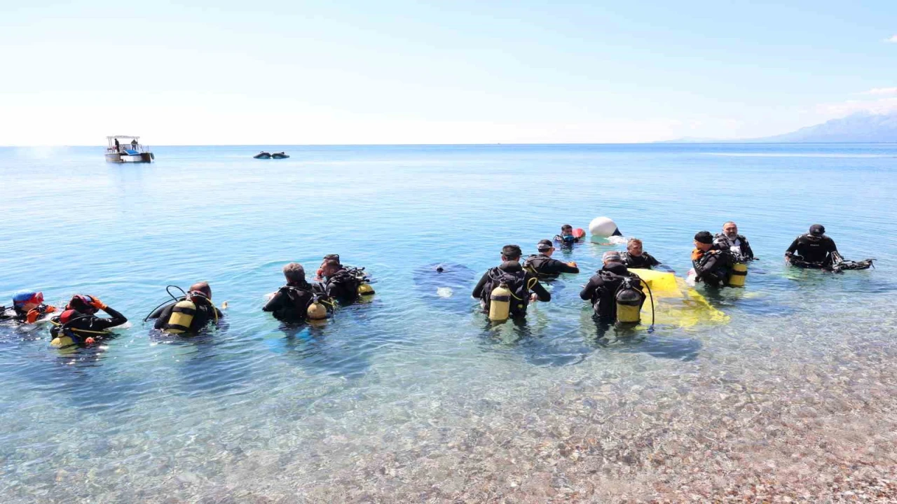 Dalgıçlar Konyaaltı Sahilinden 80 kilogram atık çıkardı