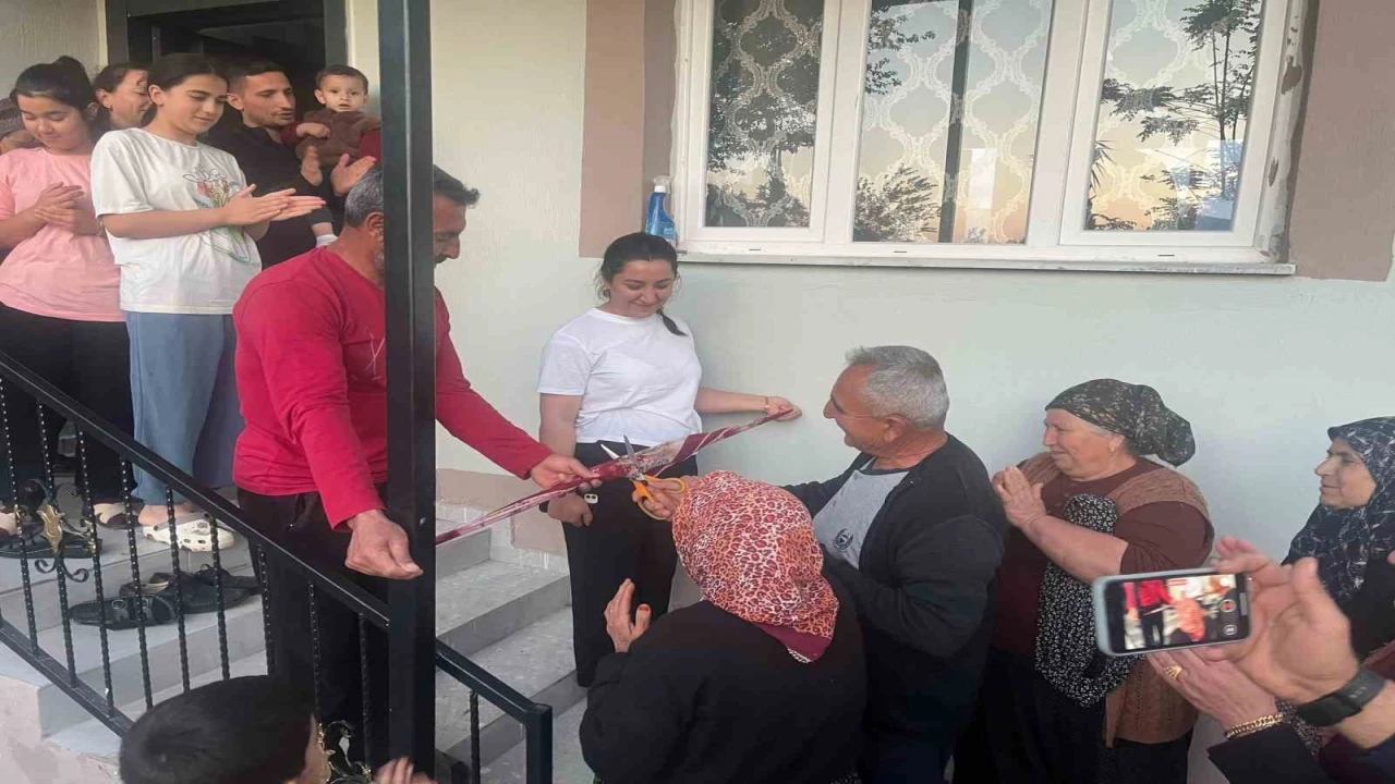 Deprem sonrası yeni evine kavuşan Cennet nine evinin açılışını çocuklarıyla yaptı