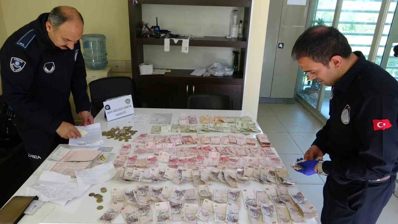 Dilencinin üzerinden emekli maaş dekontu ile birlikte 2 bin 479 TL, ziynet eşyası ve banka cüzdanı çıktı