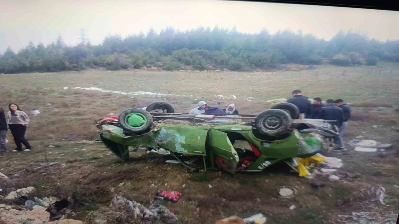 Eğirdirde kontrolden çıkan otomobil takla attı: 3 yaralı