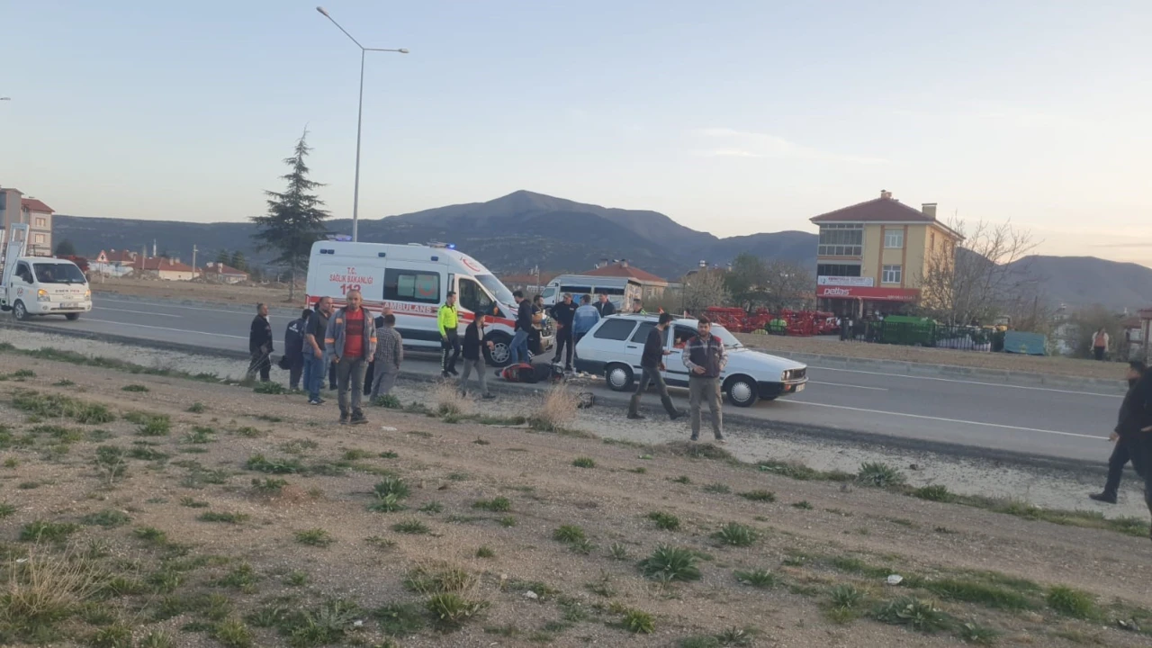 Elektrikli bisiklet sürücüsü park halindeki araca çarptı: 1 yaralı