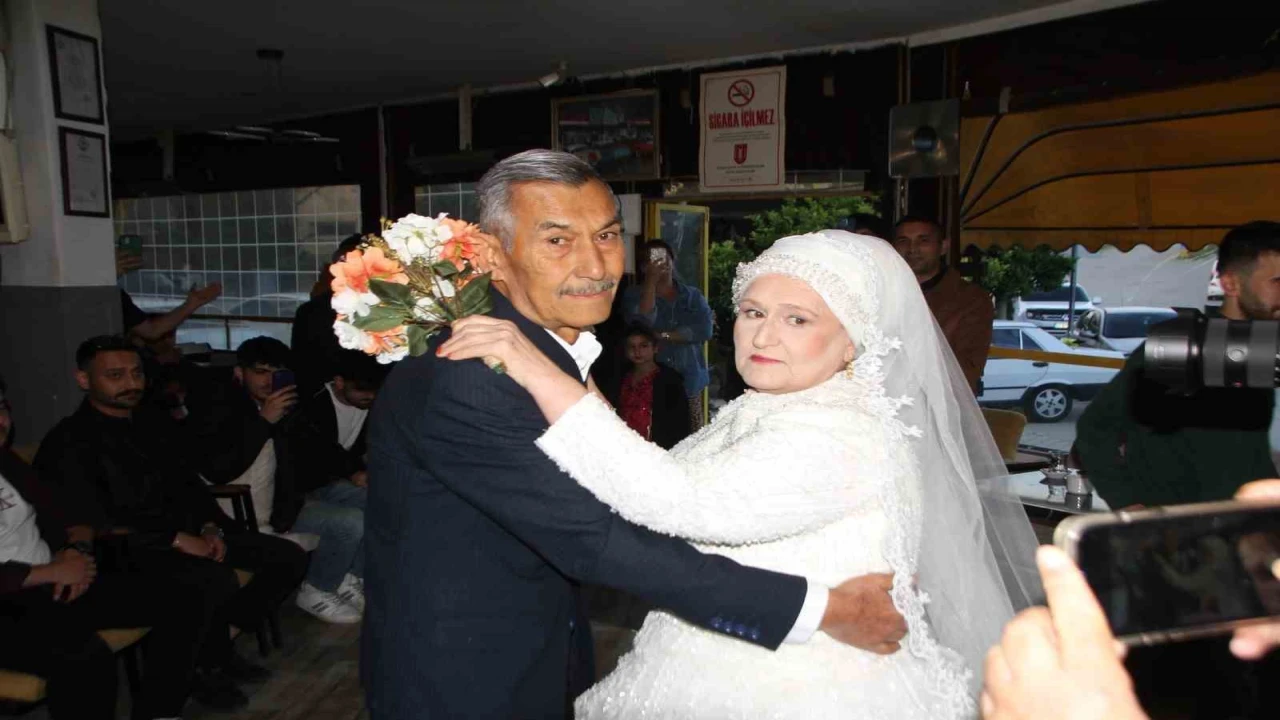 Eşine 45 yıl sonra gelinlik giydirdi, gözyaşlarını tutamadı