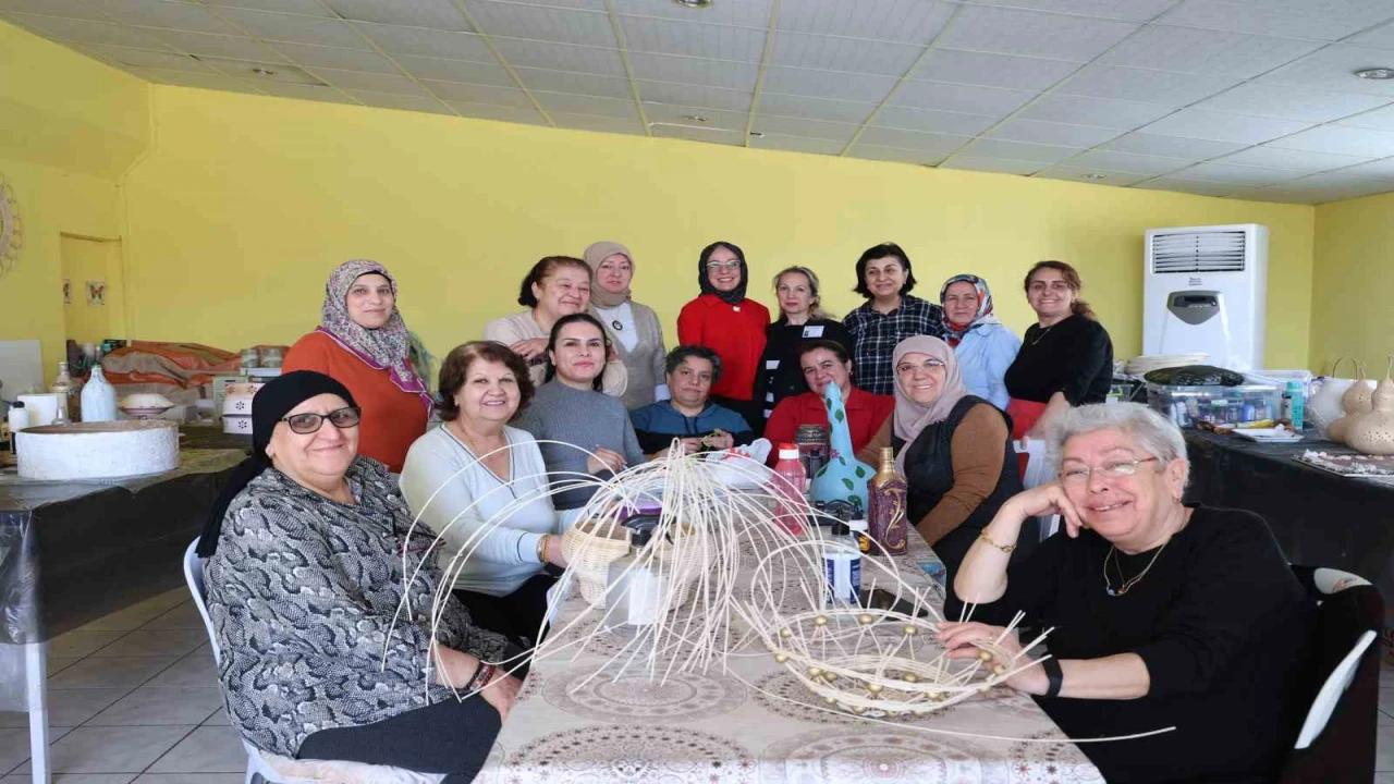 Eski eşyalar kadınların hünerli ellerinde yeniden değer kazanıyor