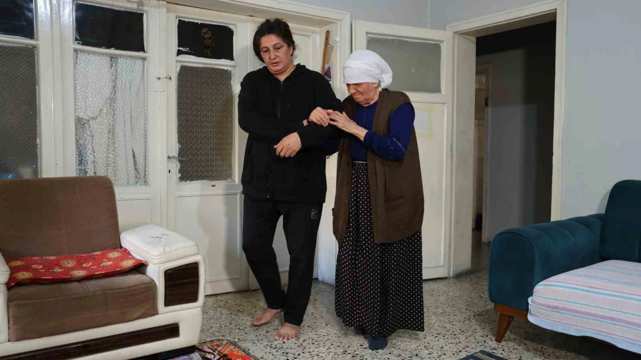 Evden çıkartılacak görme engelli Emine teyzenin gözyaşları