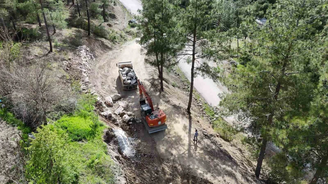 Fekede mezarlık alanında yol çalışması