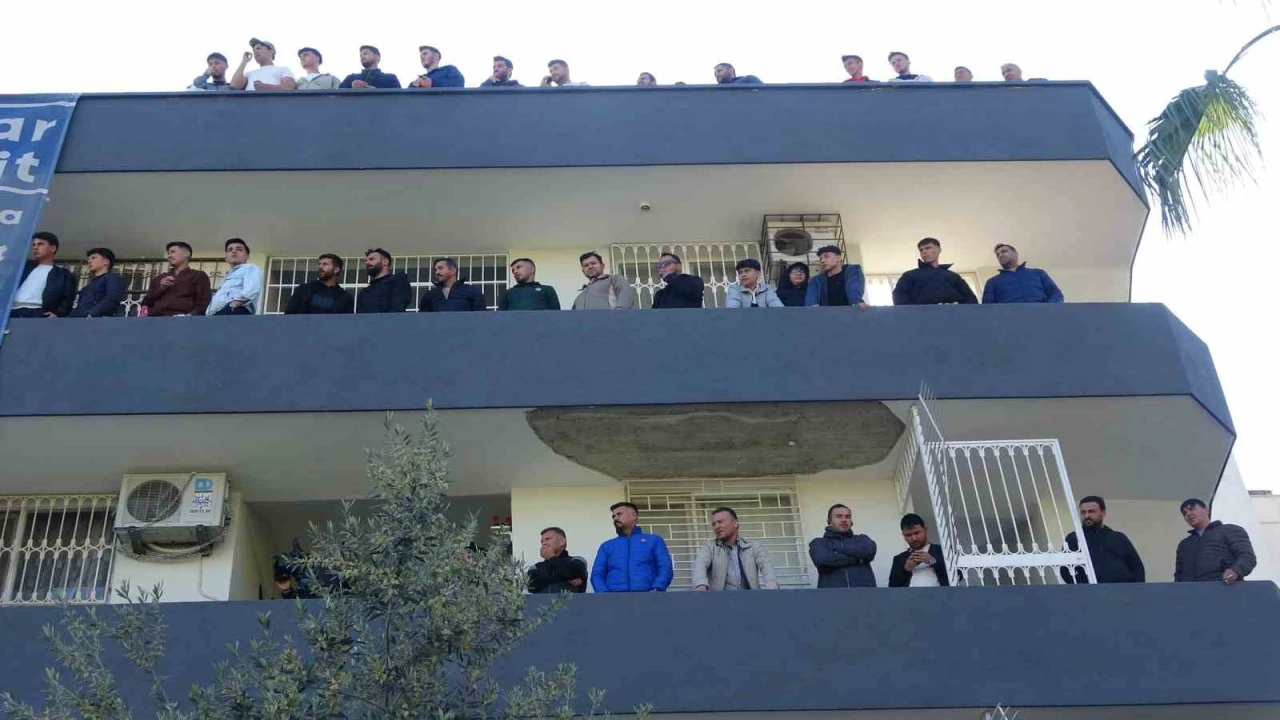 Futbol aşkı, süper lig değil amatör: Taraftarlar balkonları ve damları doldurdu