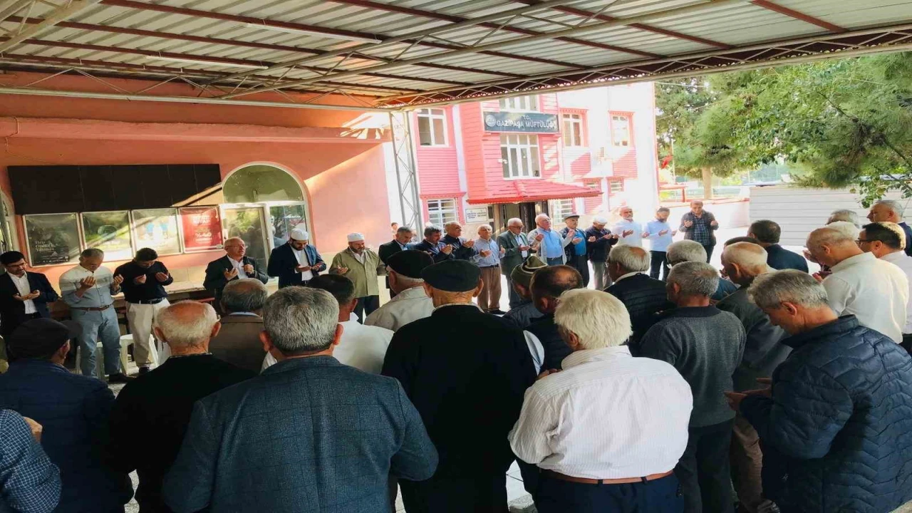 Gazipaşada hacı adayları dualarla kutsal topraklara uğurlandı