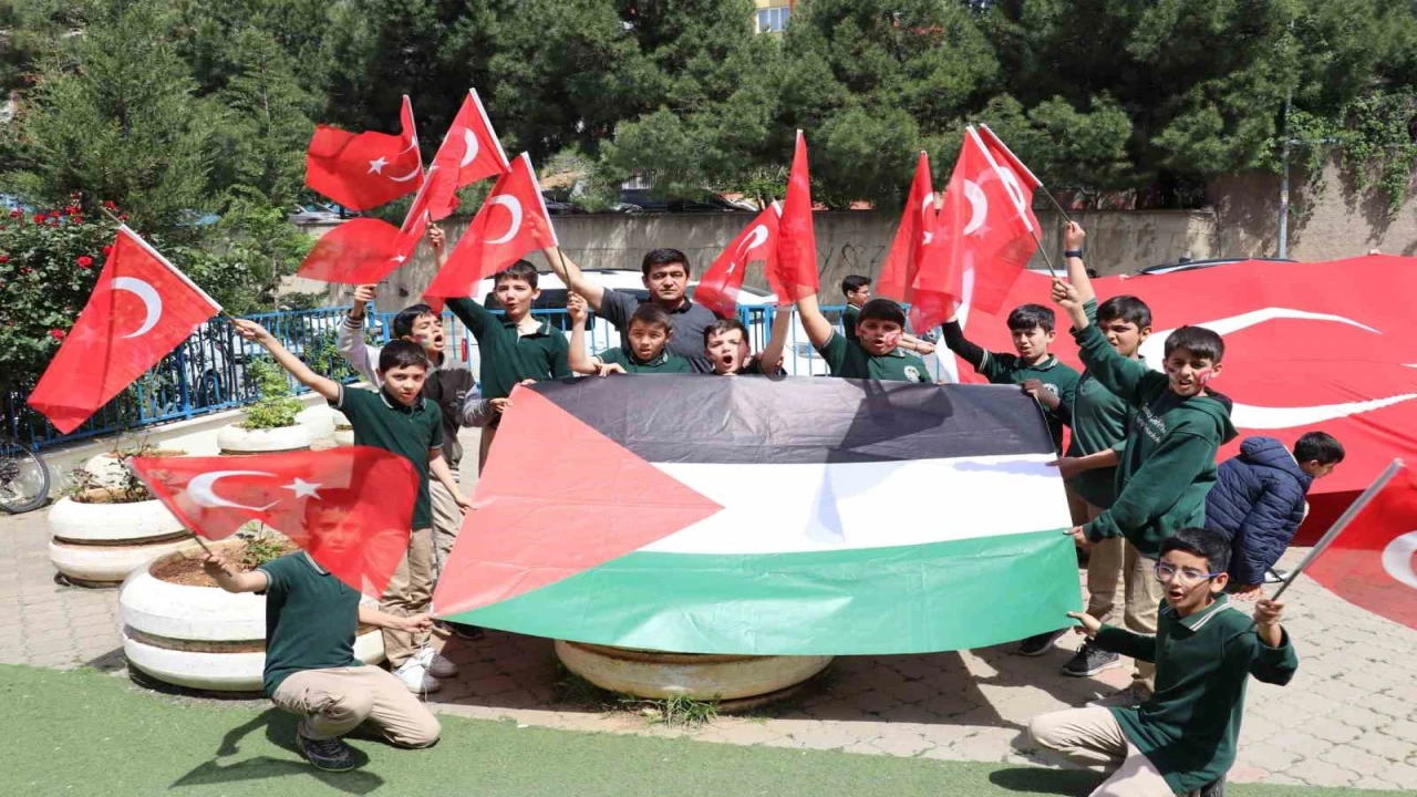 Gazzeye özgürlük etkinliğinde duygusal anlar