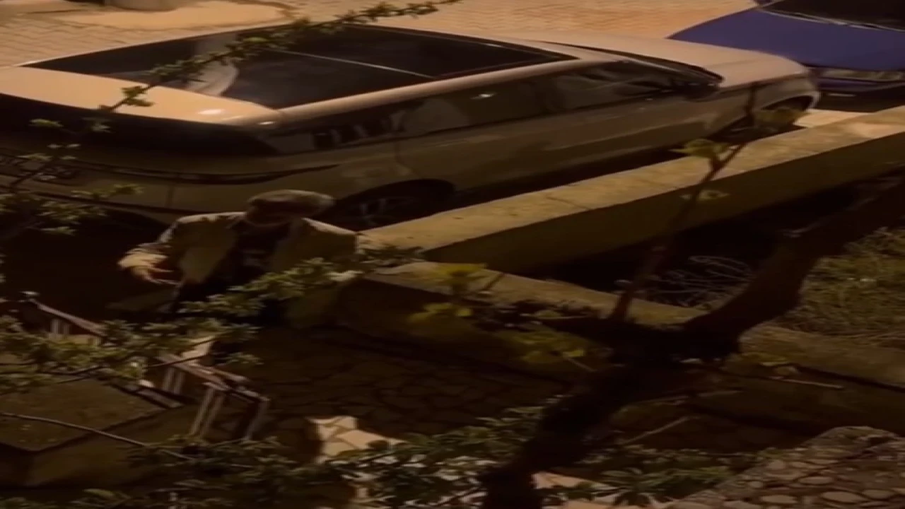 Gece yarısı zillere basıp evine gitmek için yardım istedi, ben nüfus müdürlüğü müyüm cevabı aldı