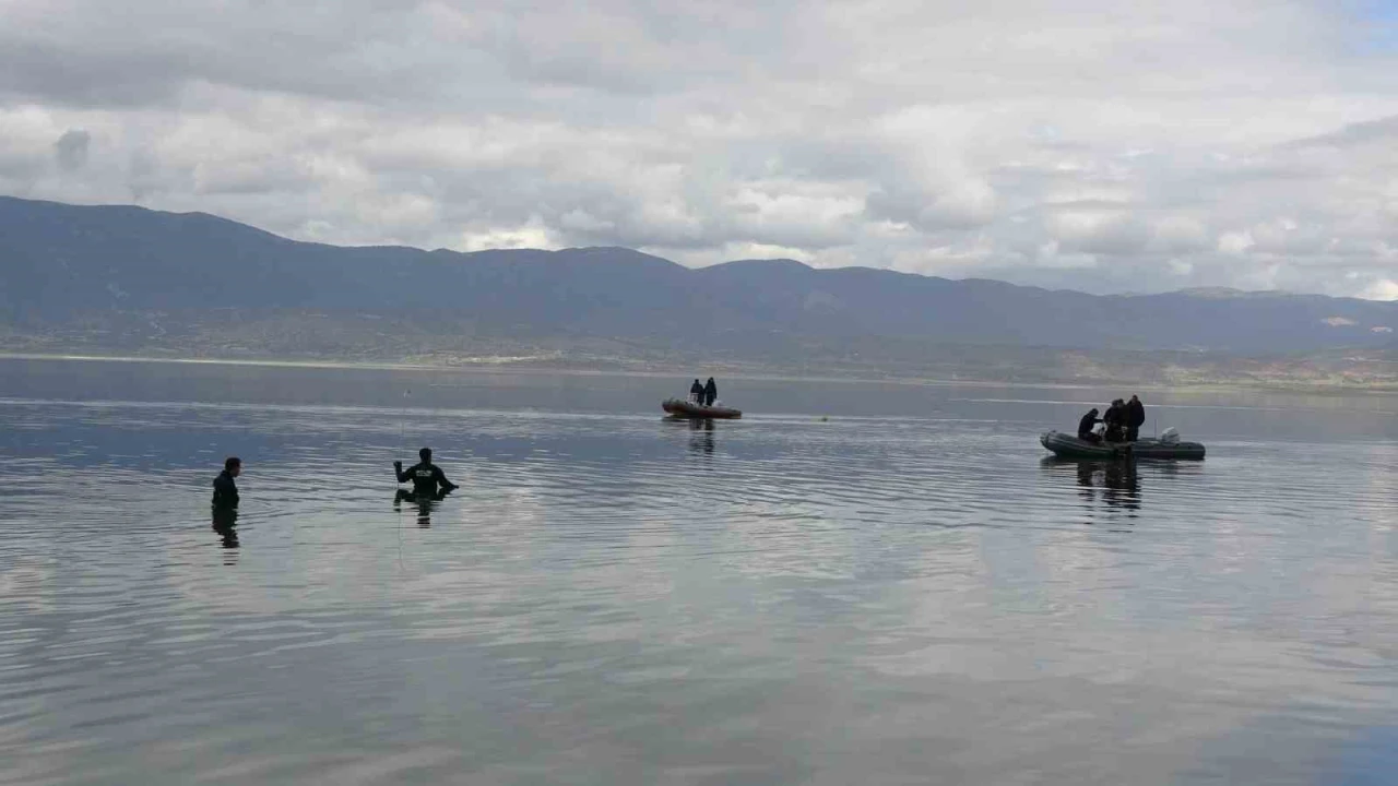 Gölde 14 dalgıç polis sahada ise yaklaşık 50 polis kayıp yaşlı adamı bulmak için seferber oldu