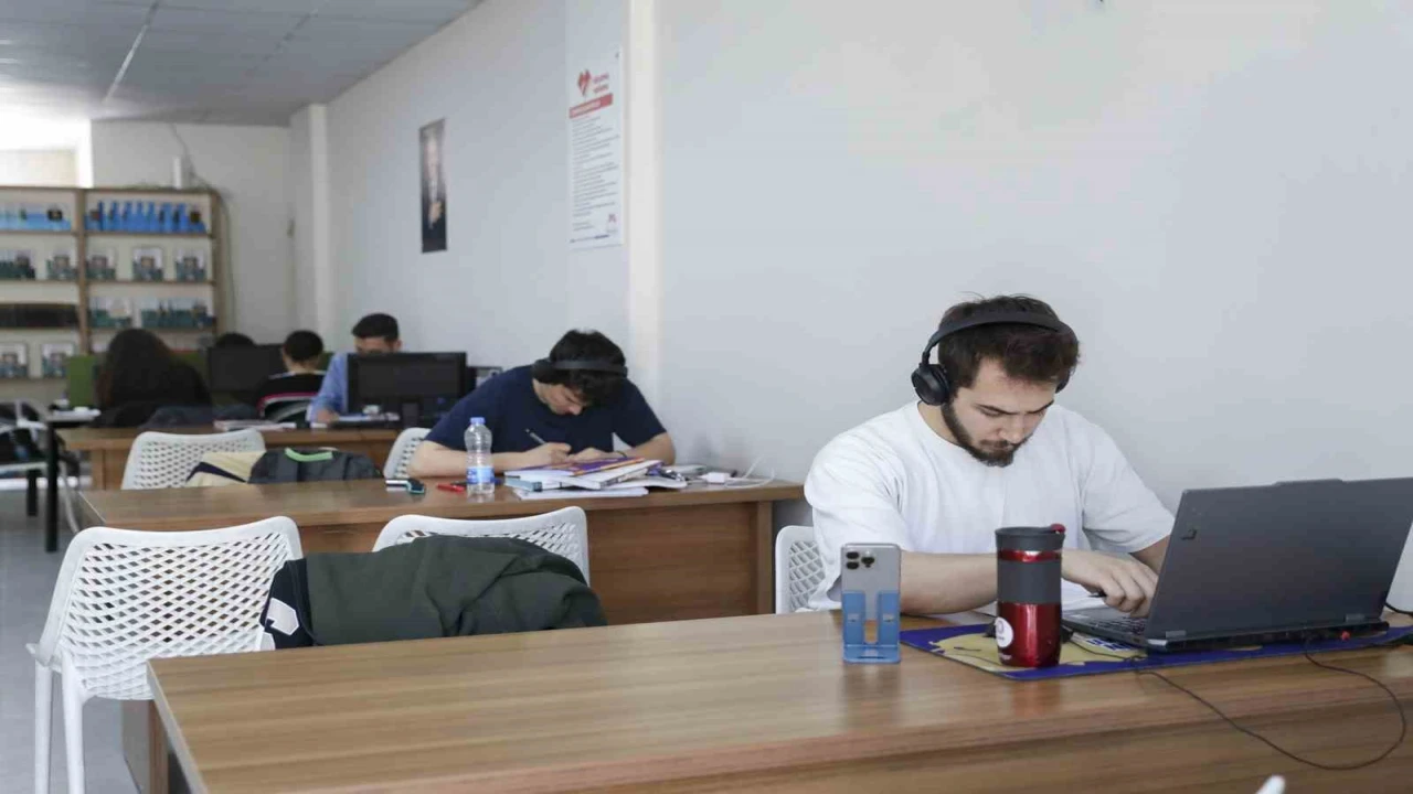Gülnarda öğrenciler için sessiz ve konforlu okuma salonu