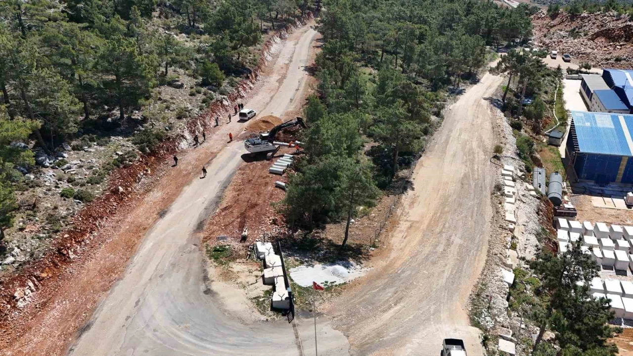 Gülnarda yol yapım çalışmaları sürüyor