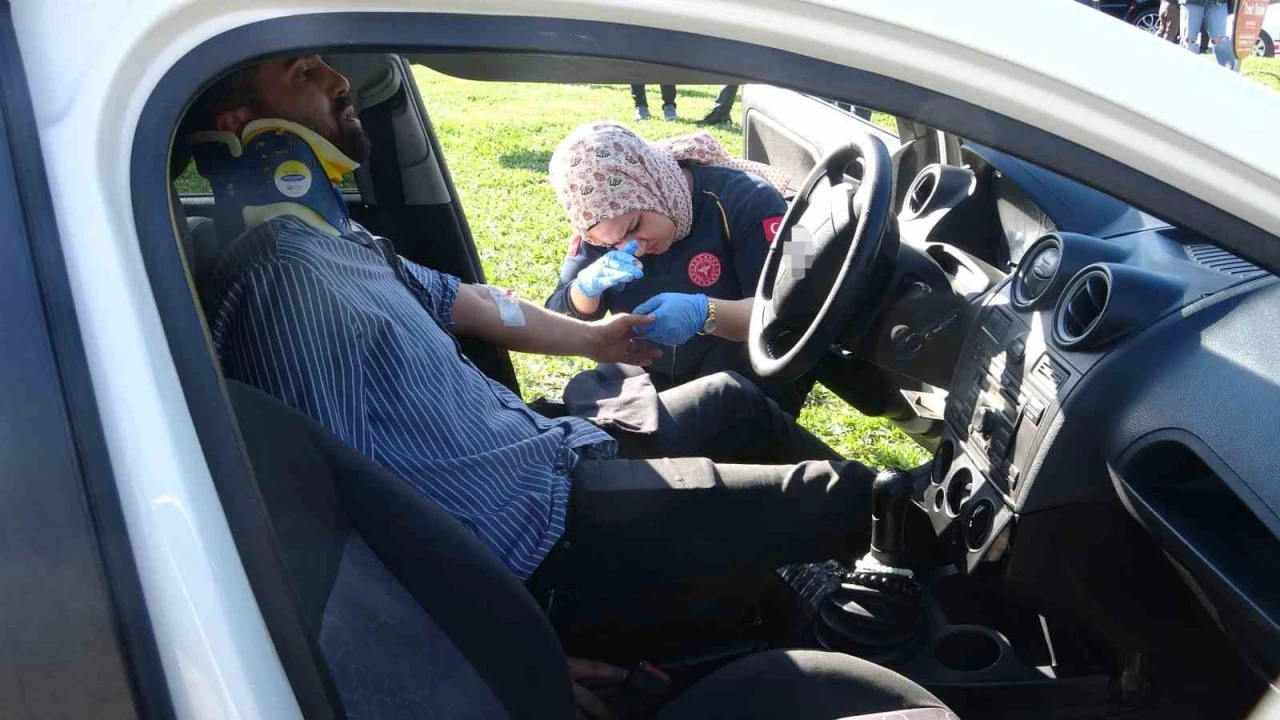 Hasta taşıyan ambulansla otomobil çarpıştı, sağlık görevlisi gözyaşlarına hakim olamadı