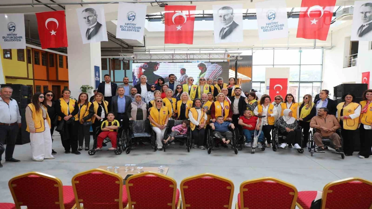 Hatay Büyükşehir Belediyesi 22 vatandaşa tekerlekli sandalye dağıttı