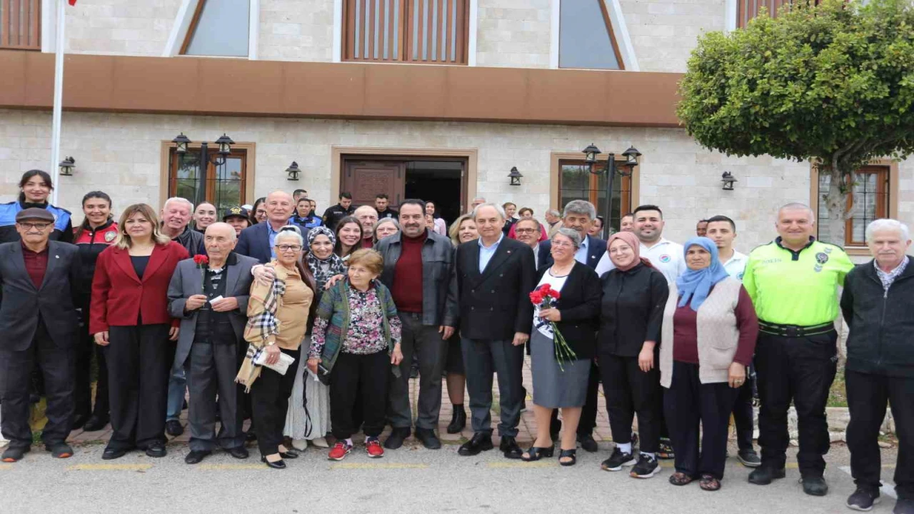 Huzurevi sakinlerine bayram ziyareti