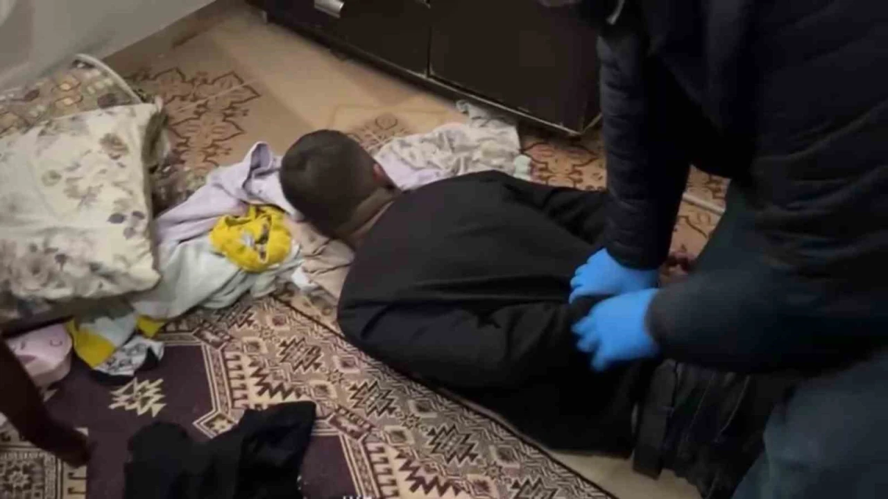 İçi de satıcı da değilim dedi: Yatağının altından 71 paket bonzai ham maddesi çıktı