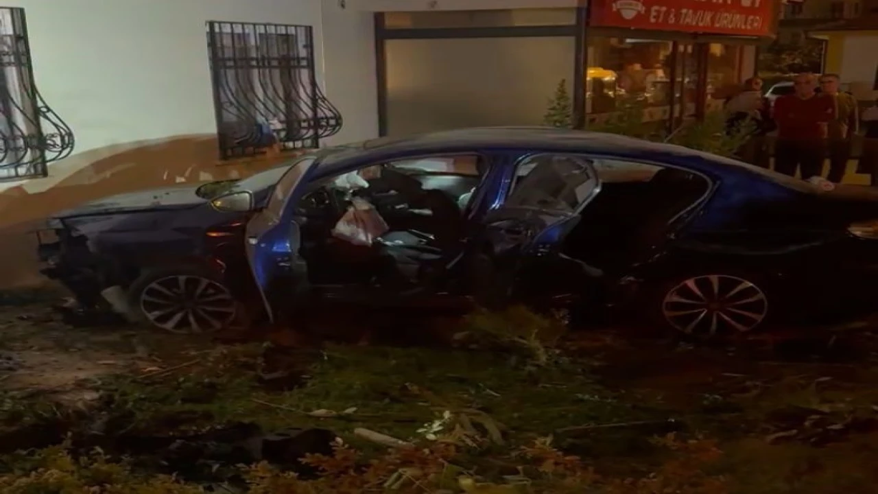 İki araç çarpıştı, biri bahçeye girdi: 9 yaralı