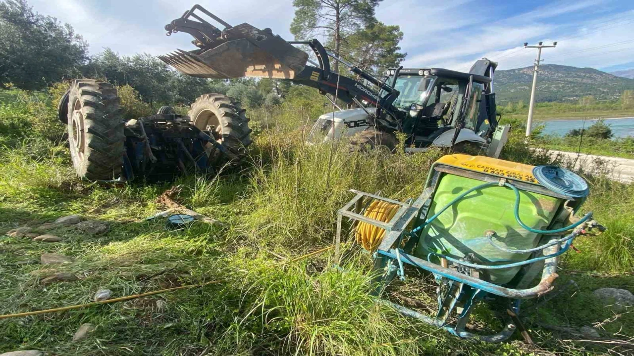 İlaçlama yaparken devrilen traktörün altında kalan yaşlı adam hayatını kaybetti