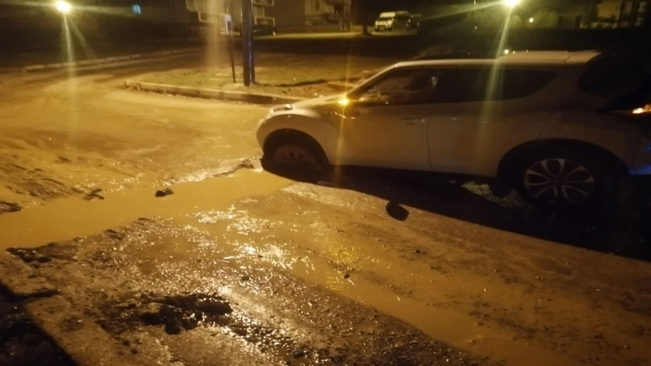 İnşaatta kazı çalışmasında oluşan çukura 2 otomobil düştü, 2 çocuk yaralandı