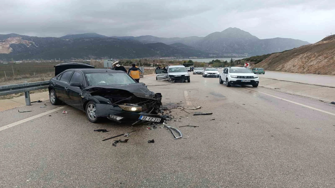 Ispartada iki araç kafa kafaya çarpıştı: 3ü ağır 8 yaralı