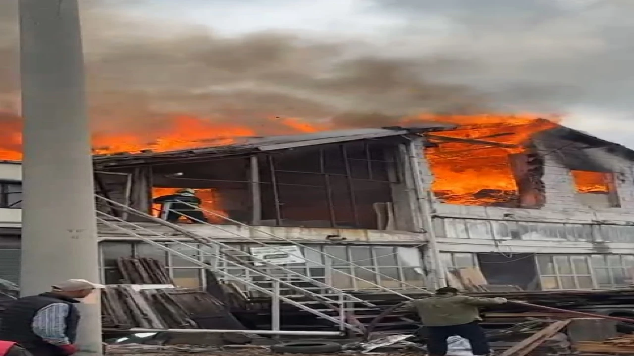 Ispartada kereste imalathanesinde yangın