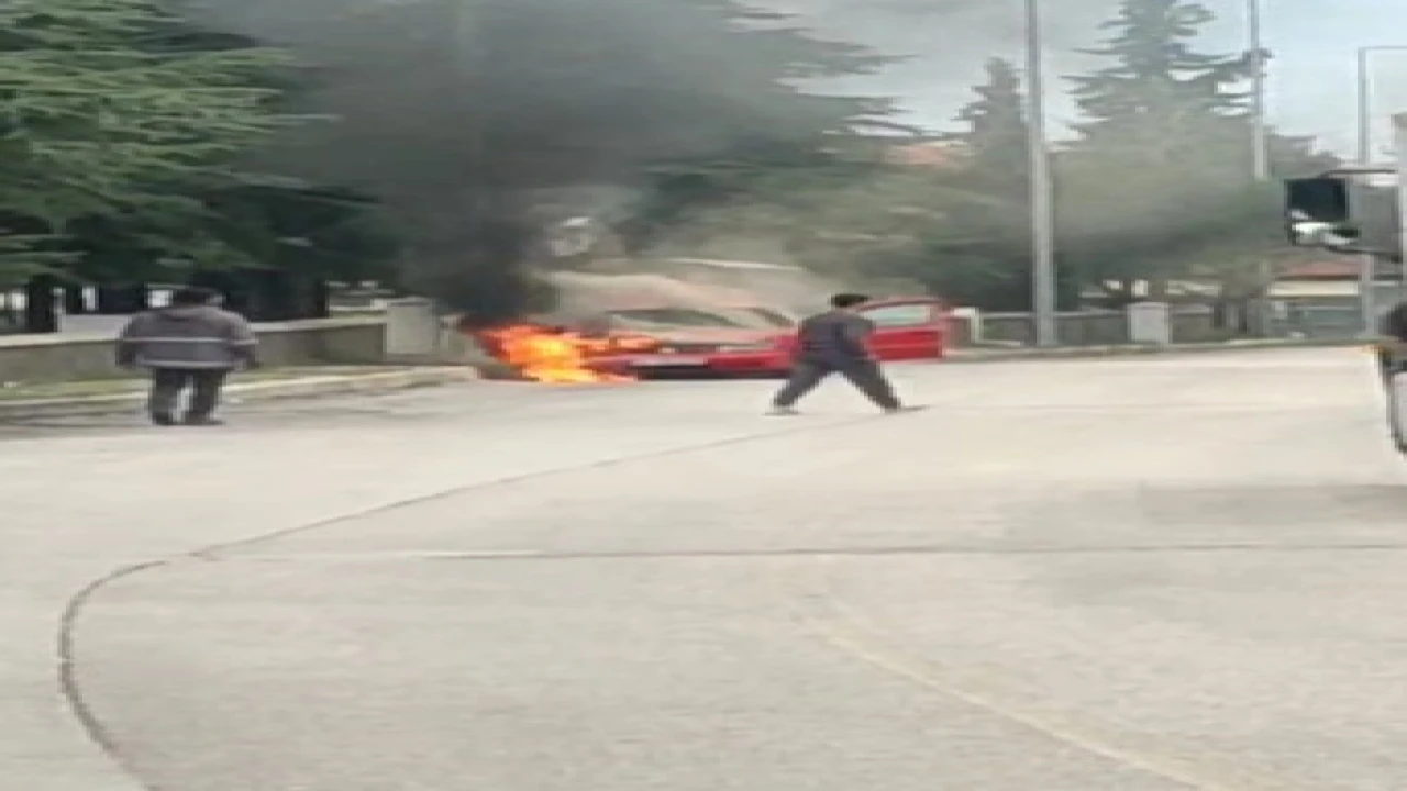 Ispartada seyir halindeki otomobil aniden alev aldı