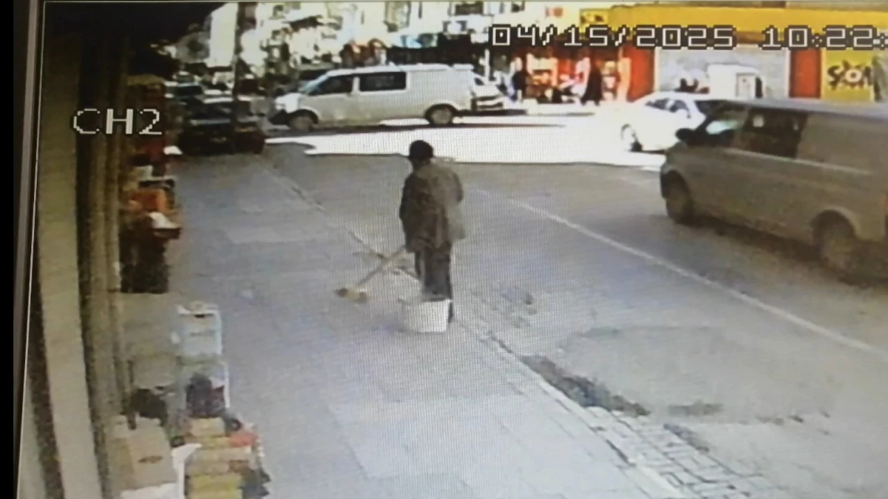 Ispartada ticari aracın otomobile çarptığı anlar güvenlik kamerasına yansıdı