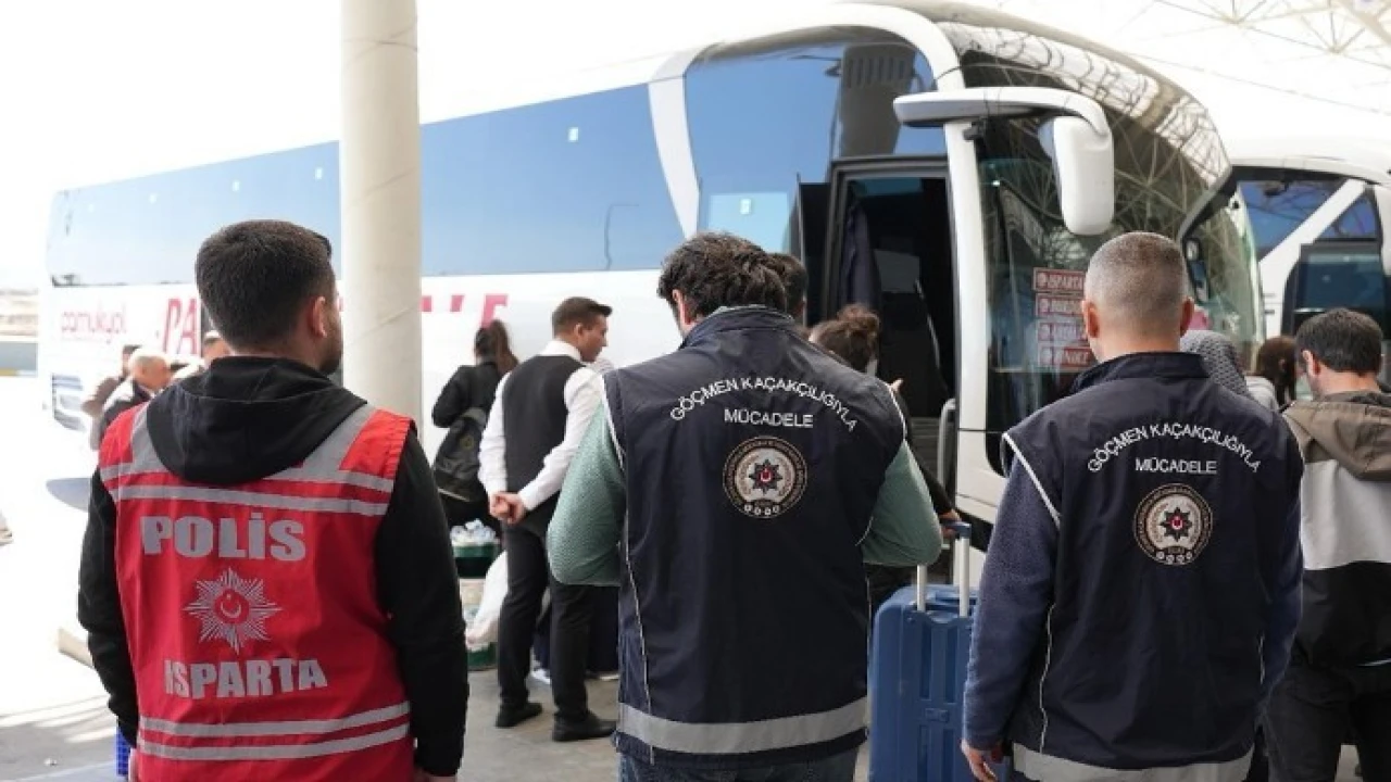 Ispartada yakalanan 9 göçmen sınır dışı edildi