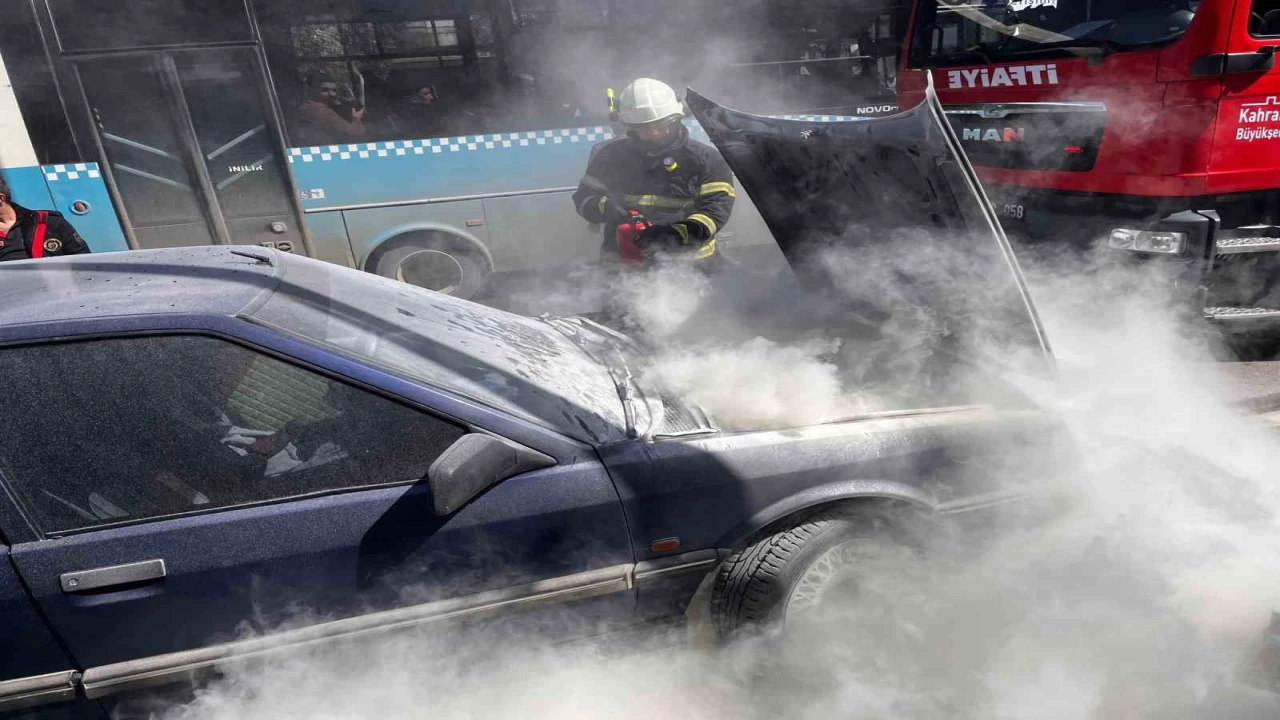 Kahramanmaraşta 2 araç yandı