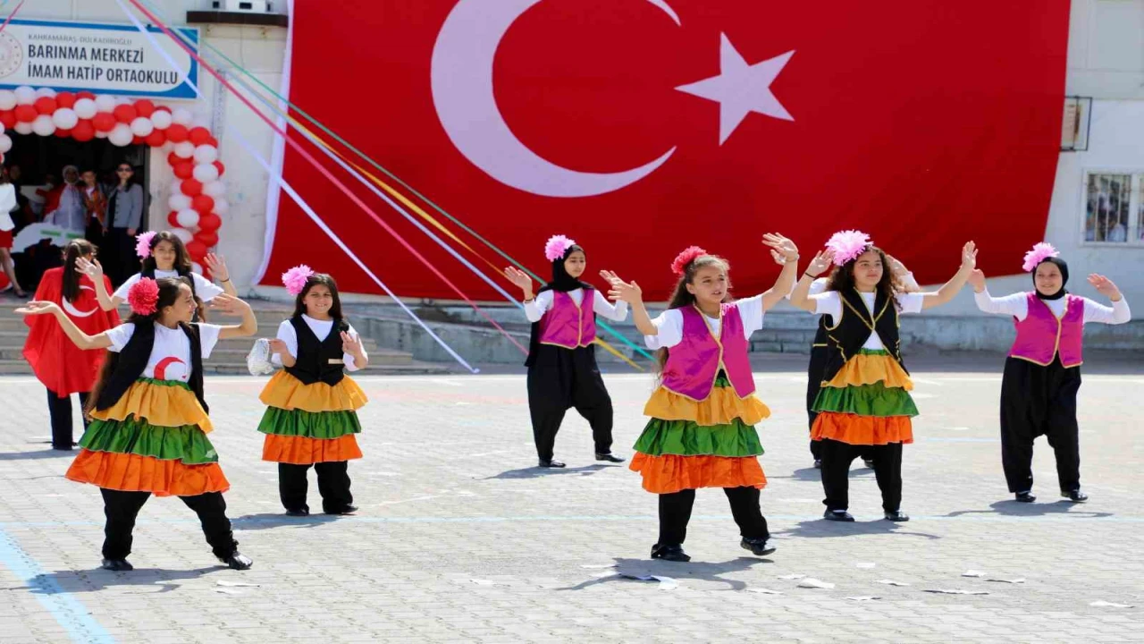 Kahramanmaraşta barınma merkezinde 23 Nisan coşkusu