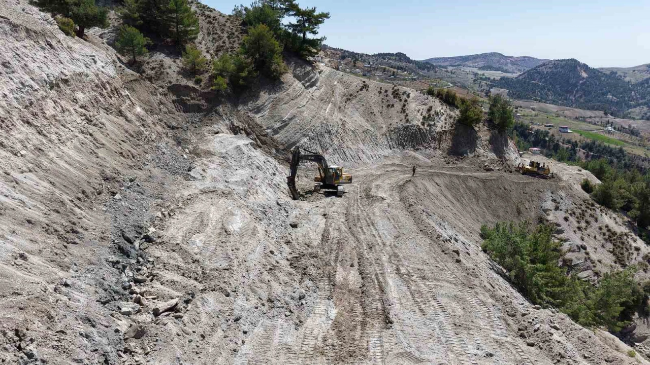 Kahramanmaraşta köy evlerinin yolları yapılıyor