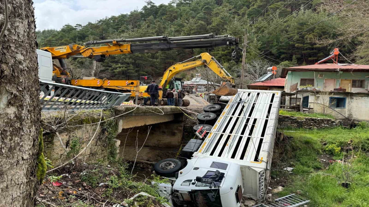Kamyon köprüden düştü, sürücü yaralandı