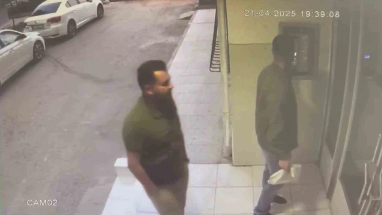 Katil komşu arkadaşını öldürüp, evi gaz yağı ile yakmış