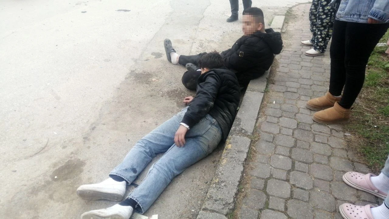 Kaza sonrası kaldırıma savrulan 2 çocuk acı içinde kıvrandı